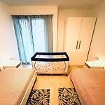 3-room Up To 5 Guests Family Business Free Wifi Netflix Sky Dazn 1000 International Tv Channels Διαμέρισμα