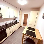 3-room Up To 5 Guests Family Business Free Wifi Netflix Sky Dazn 1000 International Tv Channels