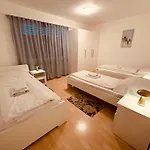3-room Up To 5 Guests Family Business Free Wifi Netflix Sky Dazn 1000 International Tv Channels *