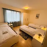 3-room Up To 5 Guests Family Business Free Wifi Netflix Sky Dazn 1000 International Tv Channels Διαμέρισμα