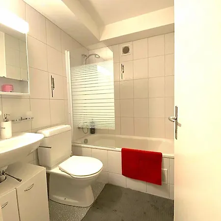 3-Room Apartment Up To 5 Guests Family Business Free Wifi Netflix Sky Dazn Disney Plus 1000 International Tv Channels *