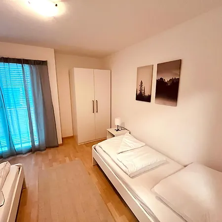3-room Up To 5 Guests Family Business Free Wifi Netflix Sky Dazn 1000 International Tv Channels דירה