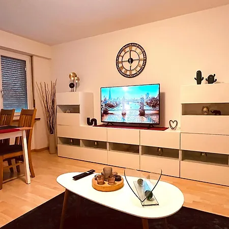 3-room Up To 5 Guests Family Business Free Wifi Netflix Sky Dazn 1000 International Tv Channels