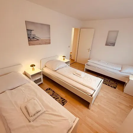דירה 3-room Up To 5 Guests Family Business Free Wifi Netflix Sky Dazn 1000 International Tv Channels