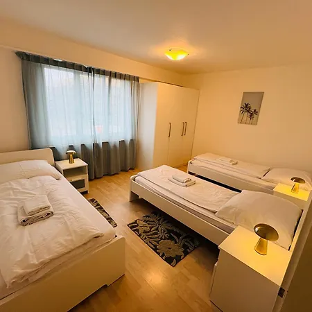 3-room Up To 5 Guests Family Business Free Wifi Netflix Sky Dazn 1000 International Tv Channels דירה