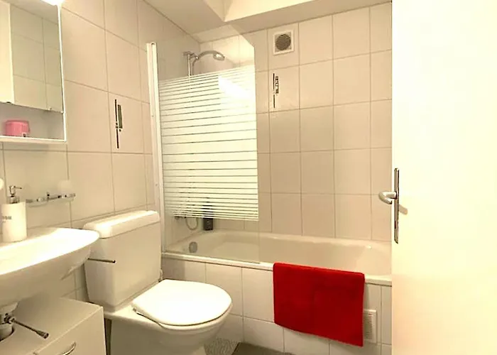 3-room Up To 5 Guests Family Business Free Wifi Netflix Sky Dazn 1000 International Tv Channels *