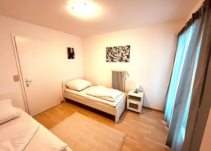 3-room Up To 5 Guests Family Business Free Wifi Netflix Sky Dazn 1000 International Tv Channels דירה