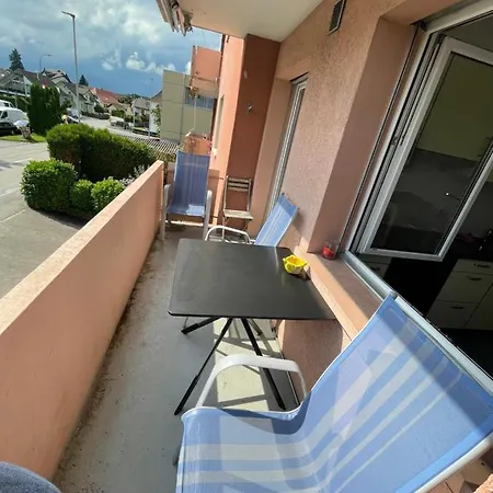 Apartament 3-Room Apartment Up To 5 Guests Family Business Free Wifi Netflix Sky Dazn Disney Plus 1000 International Tv Channels *