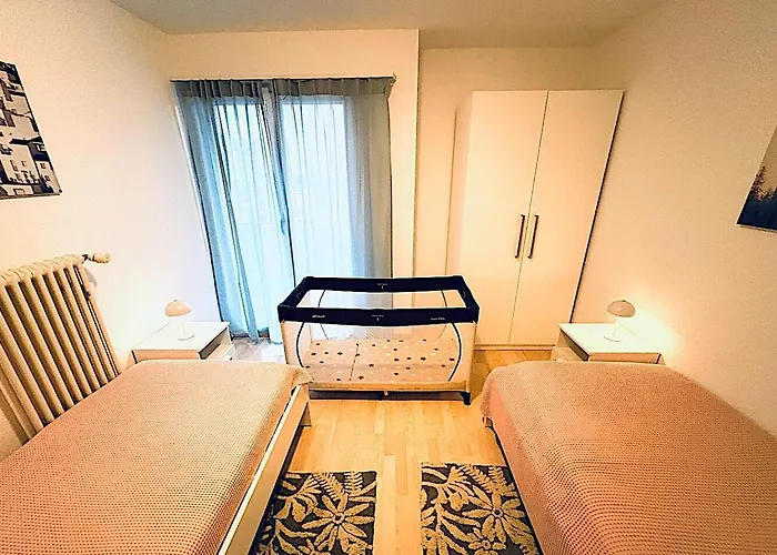 3-room Up To 5 Guests Family Business Free Wifi Netflix Sky Dazn 1000 International Tv Channels شقة