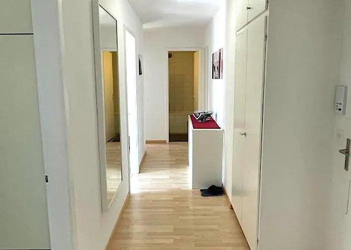 3-room Up To 5 Guests Family Business Free Wifi Netflix Sky Dazn 1000 International Tv Channels شقة