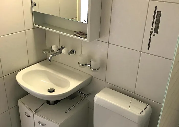 3-room Up To 5 Guests Family Business Free Wifi Netflix Sky Dazn 1000 International Tv Channels شقة *