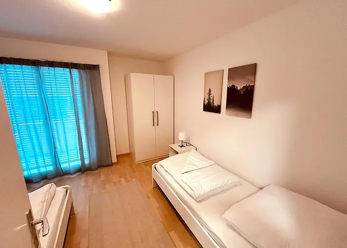 3-room Up To 5 Guests Family Business Free Wifi Netflix Sky Dazn 1000 International Tv Channels شقة