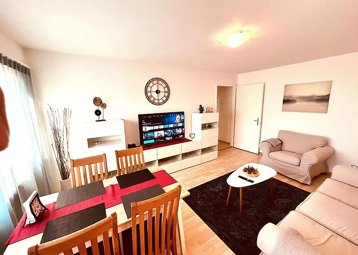 3-room Up To 5 Guests Family Business Free Wifi Netflix Sky Dazn 1000 International Tv Channels شقة *