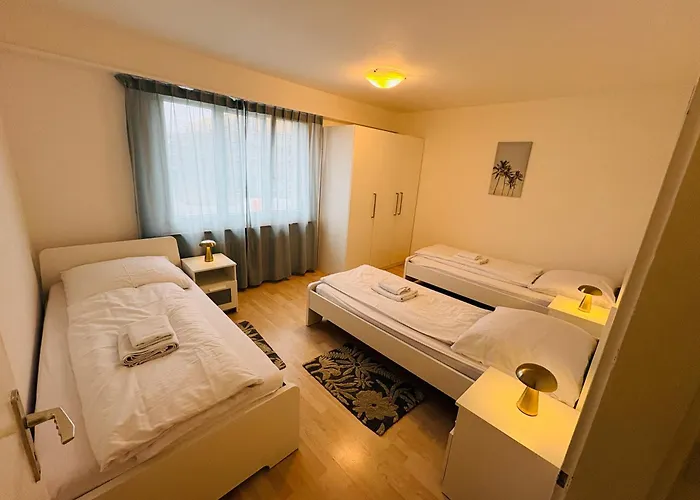 3-room Up To 5 Guests Family Business Free Wifi Netflix Sky Dazn 1000 International Tv Channels شقة